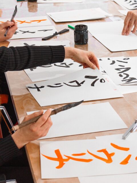 [fotorelacja z warsztatów]Kilka kadrów z naszej podróży drogą pisma SHODO.
Na początku miesiąca gościliśmy ponownie Yaki Kingu ( @yakikingu ). Yumi i Daniel, tym razem, uraczyli nas warsztatami z japońskiej kaligrafii! Sprawdźcie jak nasi uczestnicy opanowywali tę niełatwą sztukę!• prywatna instytucja kultury • Koszalin • kreatywna przestrzeń • warsztaty kaligrafii • wydarzenia w Koszalinie • relacja •#kostacja #warsztaty #koszalin #miejscewkoszalinie #przestrzeńkreatywna