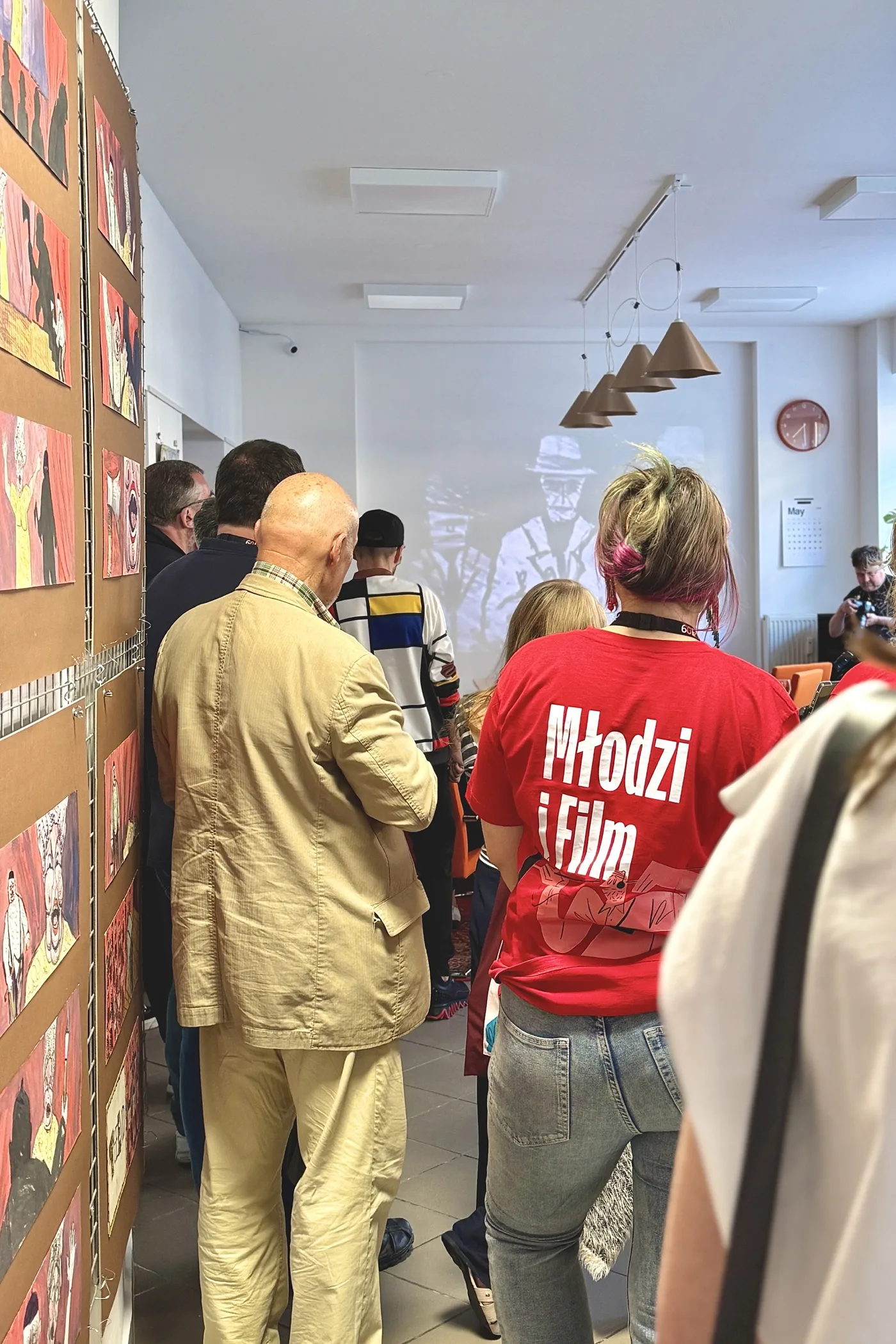 Widzowie oglądają projekcję filmową wyświetlaną na ścianie — przestrzeń pod pokaz i wydarzenie, Koszalin