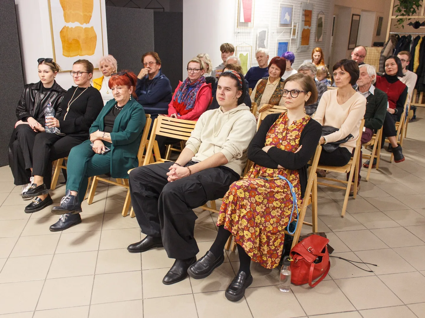 Publiczność na krzesłach podczas spotkania autorskiego w strefie galerii — sala na wydarzenie, Koszalin